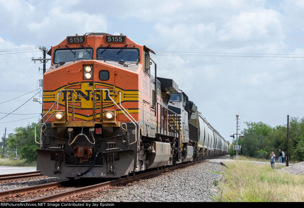 BNSF 5155 roars through Wooodsboro